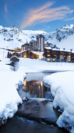 Llandscape and ski resort in french alpes tignes handyhüllen