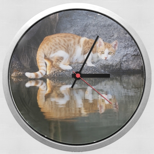 Cat Reflection in Pond Water für Wanduhr