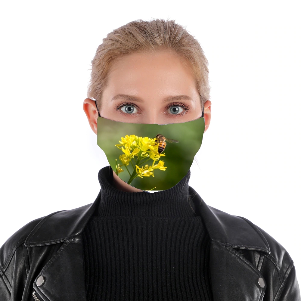 A bee in the yellow mustard flowers für Nase Mund Maske