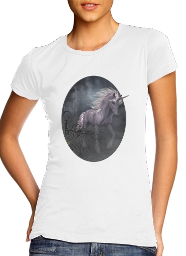 A dreamlike Unicorn walking through a destroyed city für Damen T-Shirt