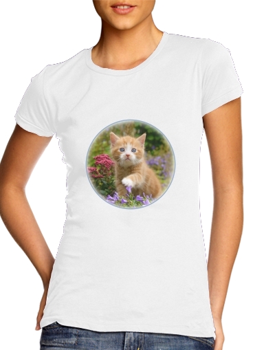 Niedliches Katzenkind, rot tabby Katze im blühenden Garten  für Damen T-Shirt