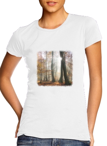 Sonnenstrahlen im mystischen nebeligen Wald für Damen T-Shirt