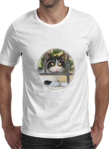 Katze mit Brille, sie schaut durch einen schmiedeeisernen Zaun  für Männer T-Shirt