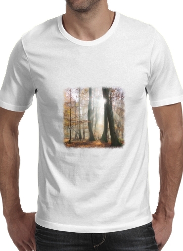 Sonnenstrahlen im mystischen nebeligen Wald für Männer T-Shirt