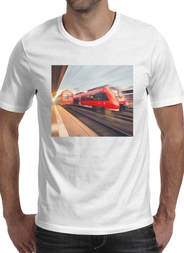 Moderne rote Hochgeschwindigkeitszüge bei Sonnenuntergang. Bahnhof für Männer T-Shirt