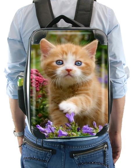 Niedliches Katzenkind, rot tabby Katze im blühenden Garten  für Rucksack