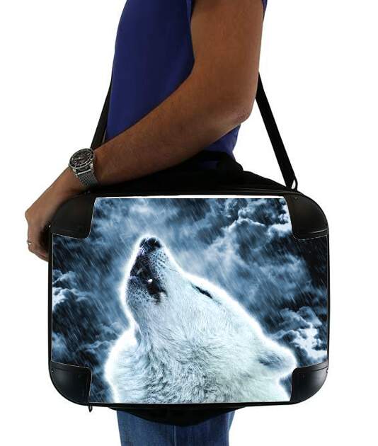 A howling wolf in the rain für Computertasche / Notebook / Tablet