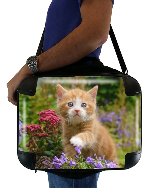 Niedliches Katzenkind, rot tabby Katze im blühenden Garten  für Computertasche / Notebook / Tablet