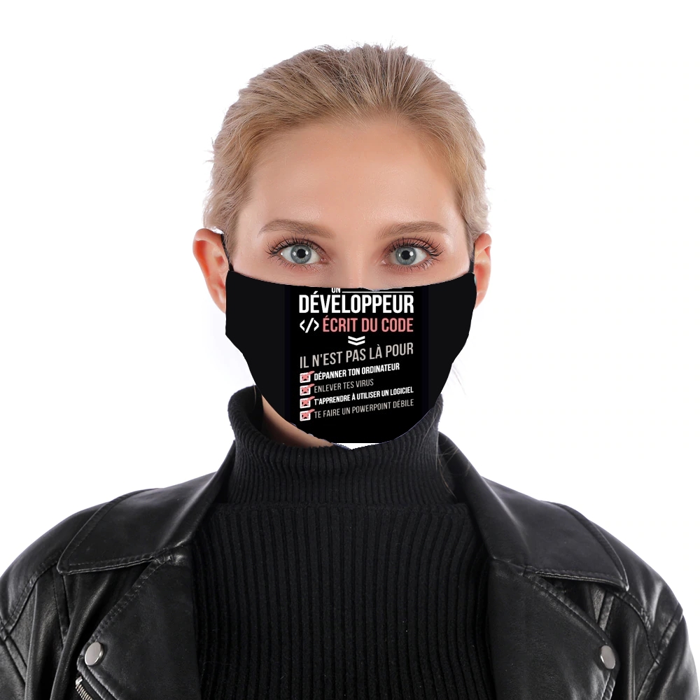 Un developpeur ecrit du code Stop für Nase Mund Maske