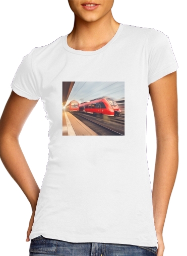 Moderne rote Hochgeschwindigkeitszüge bei Sonnenuntergang. Bahnhof für Damen T-Shirt