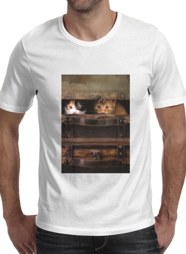 Little cute kitten in an old wooden case für Männer T-Shirt