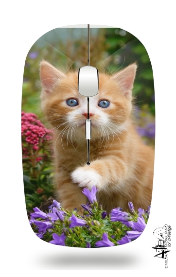 Niedliches Katzenkind, rot tabby Katze im blühenden Garten  für Kabellose optische Maus mit USB-Empfänger