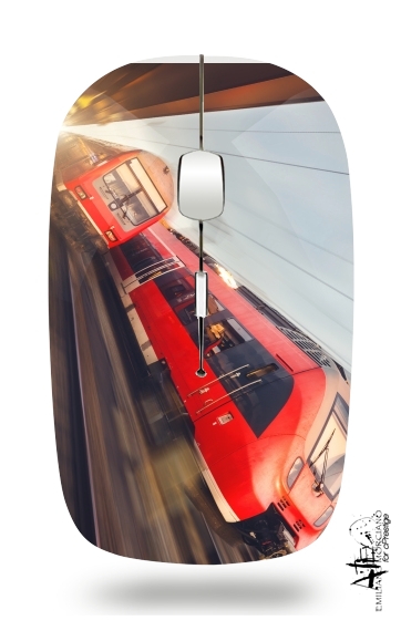 Moderne rote Hochgeschwindigkeitszüge bei Sonnenuntergang. Bahnhof für Kabellose optische Maus mit USB-Empfänger